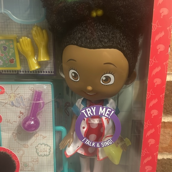 Netflix Ada Twist Scientist Lab Doll - New In box Talk & Sing - Picture 2 of 6